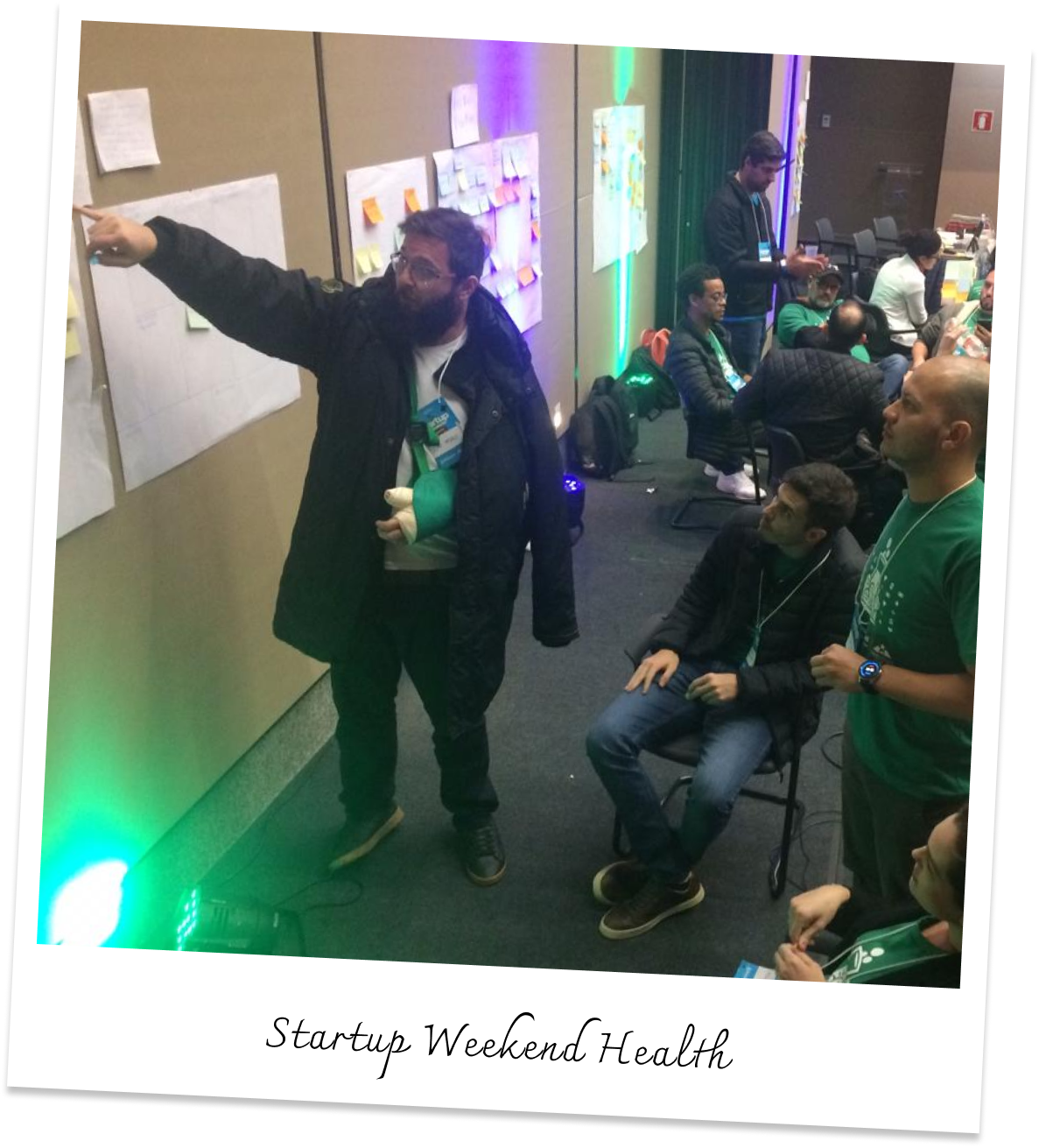 João Pedro apresentando quadros de pesquisa no Startup Weekend Health